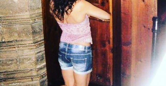 roser amills rezando en un confesionario