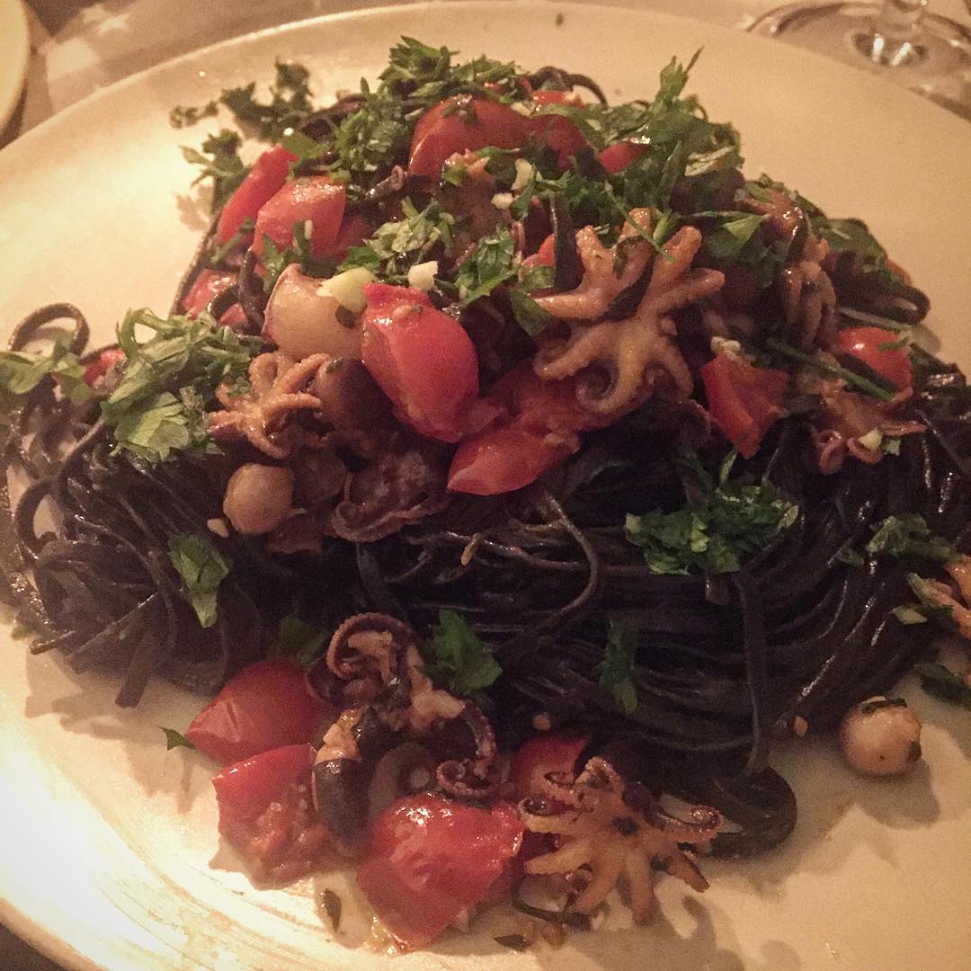 Y ahora, spaghetti al nero di seppia e polipetti affogati  