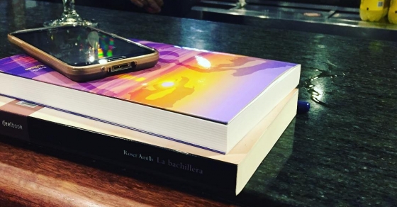 Hoy dos novelas mías han volado a un sillón de lectura ;)) #labachillera #elecuadordeulises - Roser Amills, escritora mallorquina