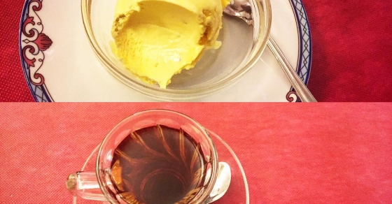 Frío + caliente, helado de agua de rosas y pistachos + té de #samovar ;)) - Roser Amills, escritora mallorquina