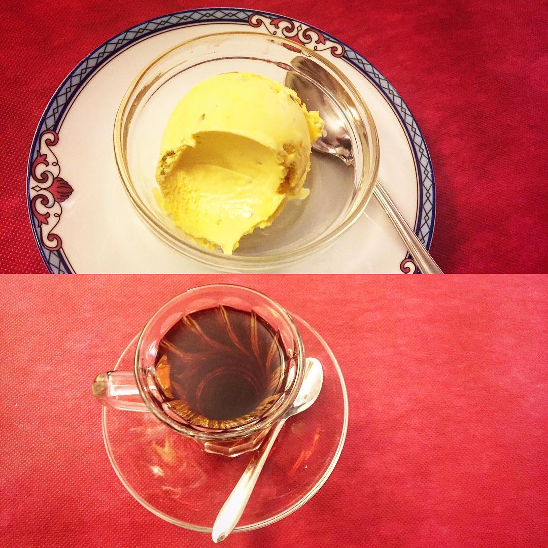 Frío + caliente, helado de agua de rosas y pistachos + té de #samovar ;))