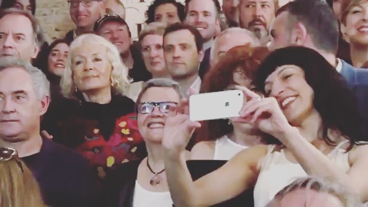 Comparto un momento Sant Jordi 2016 que me encanta, feliz fin de semana y sigo escribiendoooo!! En el vídeo: Coia Valls @ferranadria Santi Vila Pere Estupinyà Pilar Pons Umbria Care Santos