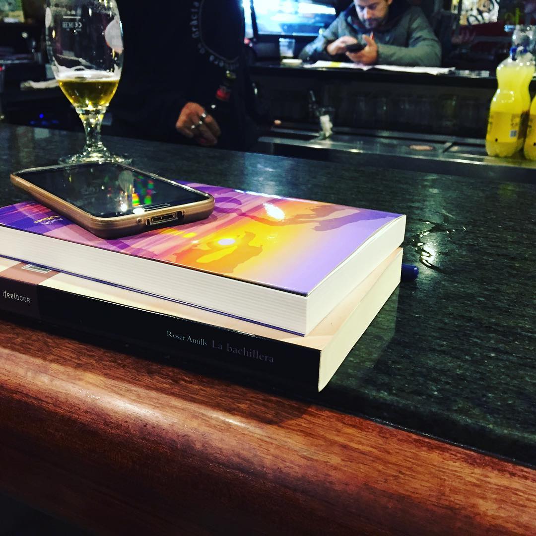 Hoy dos novelas mías han volado a un sillón de lectura.La bachillera El ecuador de Ulises