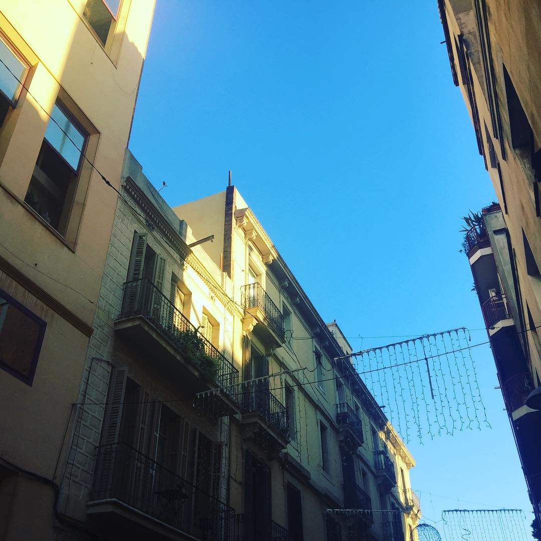 Sol y luces navideñas :)) #amillsmorning #bondia #buenosdias #goodmorning #morning #day #barcelona #barridegracia #daytime #sunrise #morn #awake #wakeup #wake #wakingup #ready #sleepy #sluggish #snooze #instagood #earlybird #algaida #photooftheday #gettingready #goingout #sunshine #instamorning #early #fresh #refreshed