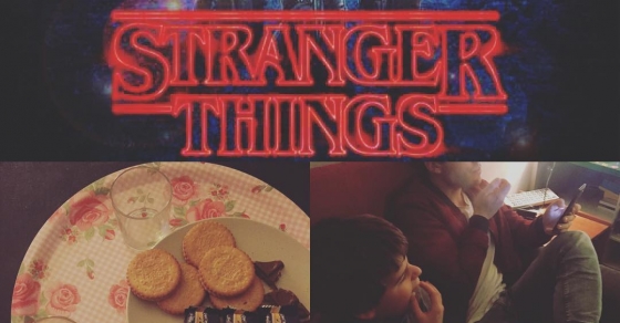 Maratón de #strangerthings en familia, nos encanta esta serie!! #losmalos #losamigosnomienten #demogorgon - Roser Amills, escritora mallorquina