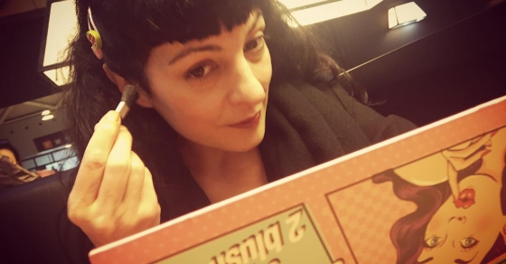 Muy concentrada, trato de maquillarme con el maravilloso kit que me ha regalado @lidiaguevara ;)) - Roser Amills, escritora mallorquina