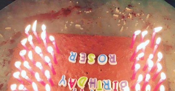 Una que cumple 42 ;)) Gracias @marco_blued las velas de EEUU - Roser Amills, escritora mallorquina