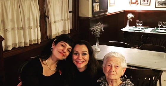 Roser Amills con su abuela catalina pou barcelo en algaida