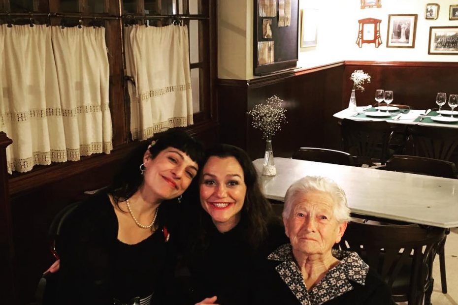 Roser Amills con su abuela catalina pou barcelo en algaida