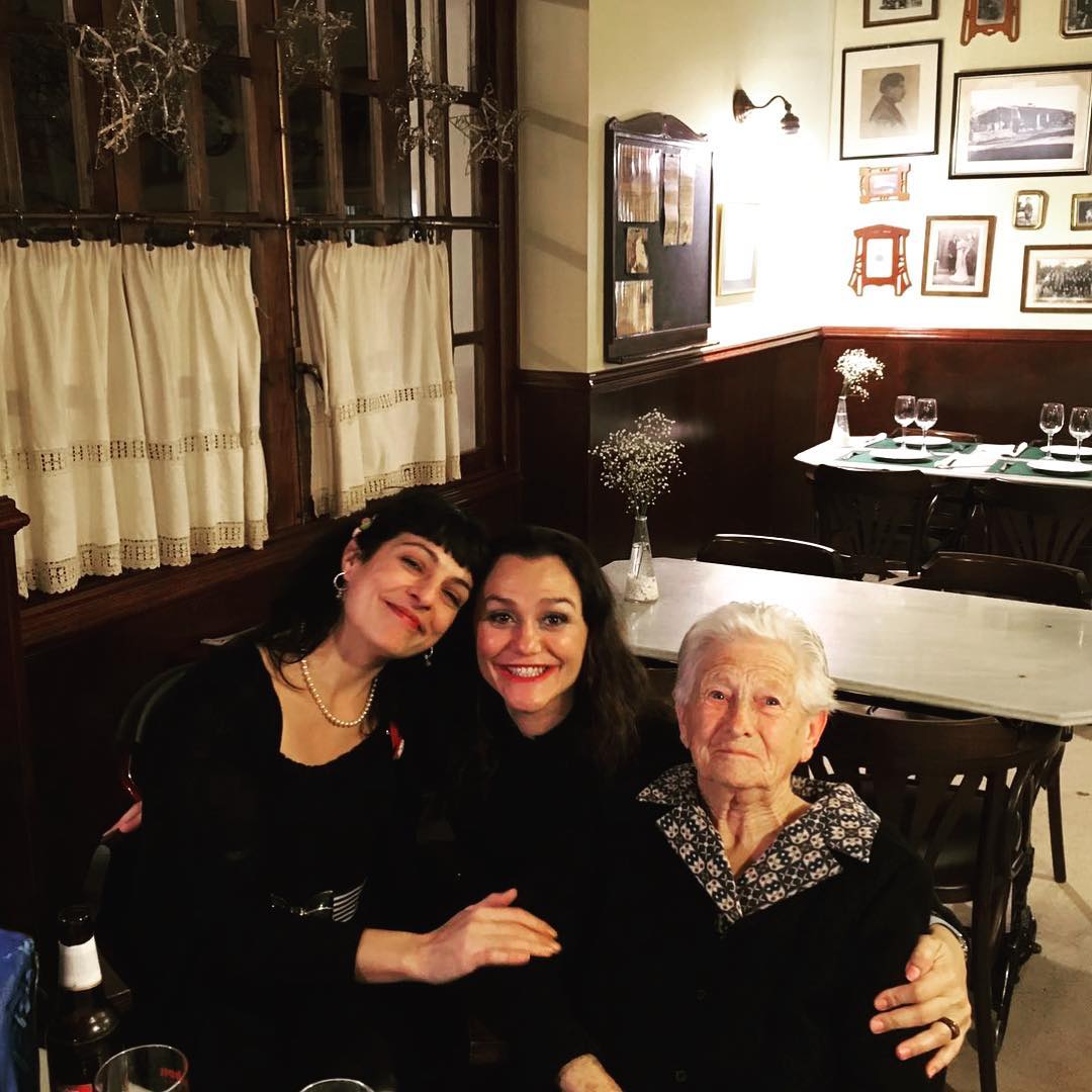 Roser Amills con su abuela catalina pou barcelo en algaida