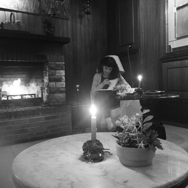 roser amills escribe junto a la chimenea