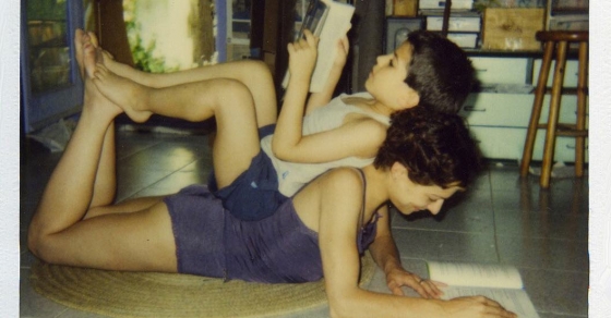 Roser Amills y su hijo Marcel, foto leyendo