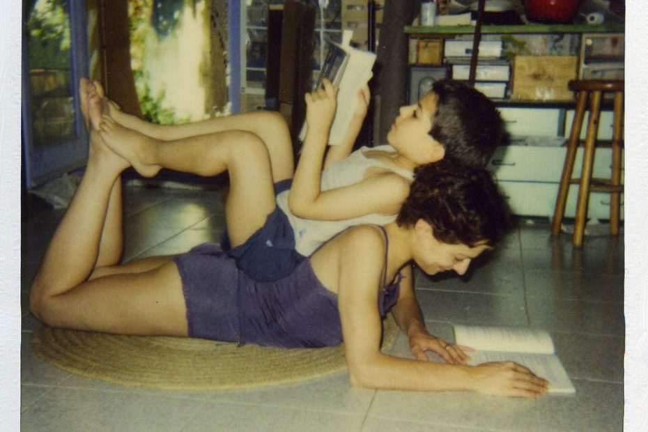 Roser Amills y su hijo Marcel, foto leyendo