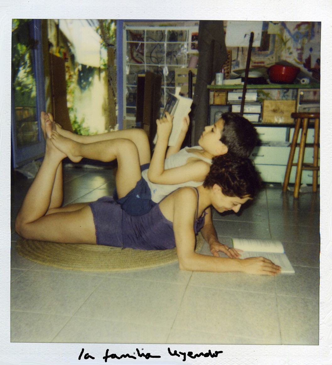 Roser Amills y su hijo Marcel, foto leyendo