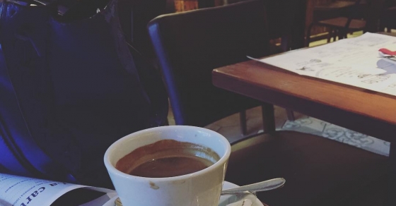 Un café y "El tiempo es la distancia más larga entre dos lugares" Tennessee Williams - Roser Amills, escritora mallorquina