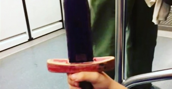 Mi hijo Juan lucha en el metro, cuidado con no sonreir o te desafia :))