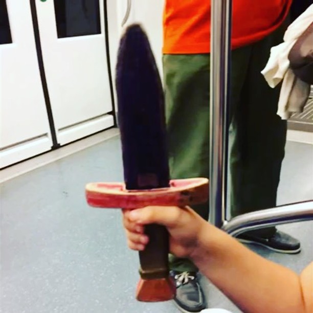 Mi hijo Juan lucha en el metro, cuidado con no sonreír o te desafía :))