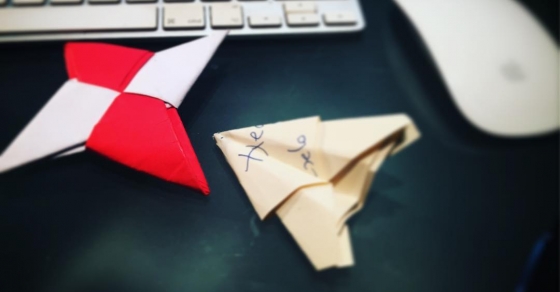 regalos de juan, el hijo pequeño de roser amills, aviones de papel, papiroflexia