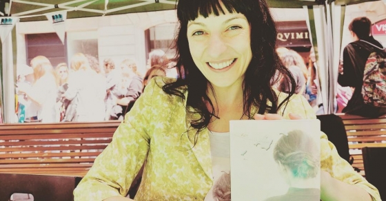 roser amills fotografiada por Raul Llopis el pasado Sant Jordi con La Bachillera