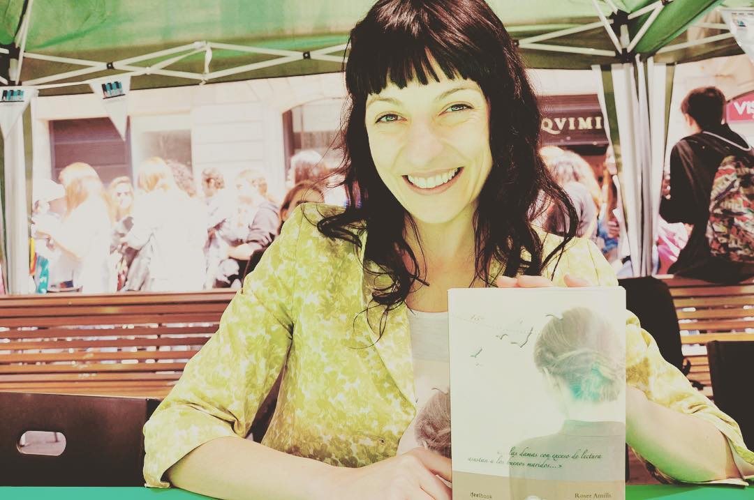 roser amills fotografiada por Raul Llopis el pasado Sant Jordi con La Bachillera