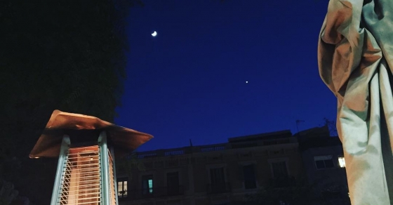 Celestial fun tonight! La luna y Venus in the night sky
#celestial #moon #mars #venus #lookup #instasky #sky #skylover #newmoon #simplethings #moonlovers #moonlover #moonchild #view #outdoors #justforfun #enjoy #life #january #nature #naturelovers #cool #nightsky #noedit #straightoutthecamera 2 Celestial fun tonight! La luna y Venus in the night sky
#celestial #moon #mars #venus #lookup #instasky #sky #skylover #newmoon #simplethings #moonlovers #moonlover #moonchild #view #outdoors #justforfun #enjoy #life #january #nature #naturelovers #cool #nightsky #noedit #straightoutthecamera - Roser Amills, escritora mallorquina
