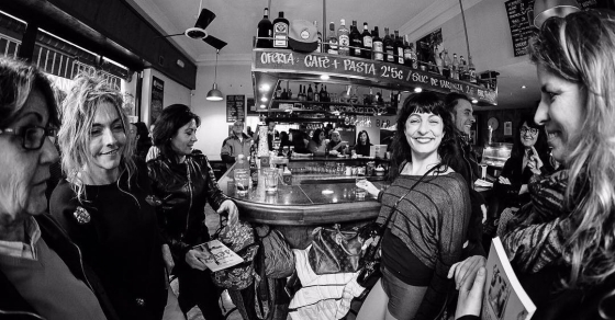 ¿Os gusta cómo vio @pasantri la fiesta del vermut con libros de ayer? ;)) - Roser Amills, escritora mallorquina