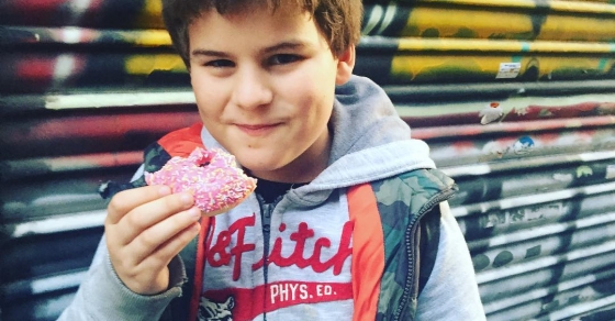 juan, el hijo pequeño de roser amills, merienda las rosquillas de los simpson