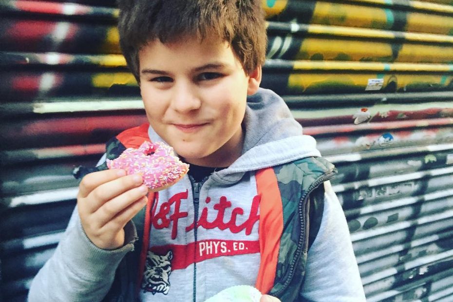 juan, el hijo pequeño de roser amills, merienda las rosquillas de los simpson
