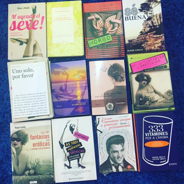 Doce libros de Roser Amills sobre una alfombra azul, entre ellos M'agrada el sexe, Morbo, Sé buena, Las 1001 fantasías y 333 vitamines per a l'ànima