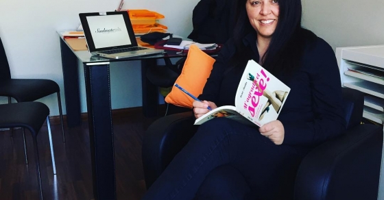 montse herrera lee el libro de roser amills