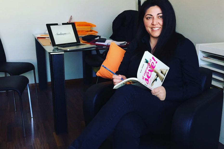 montse herrera lee el libro de roser amills