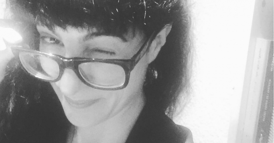 Roser Amills con gafas