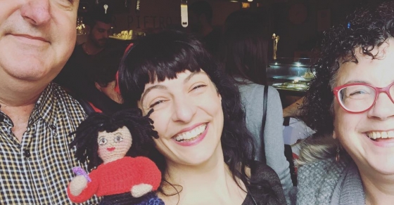 Roser Amills con Kukinades, le han regalado una muñeca inspirara en ella