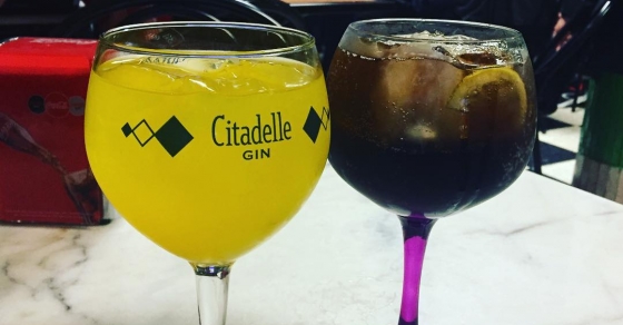 De copas con el #flow de los 70's ;)) Y con @afromarc86 - Roser Amills, escritora mallorquina