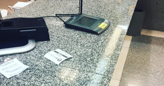 Ir a @correos a hacer cola es siempre una aventura apasionante ;)) - Roser Amills, escritora mallorquina