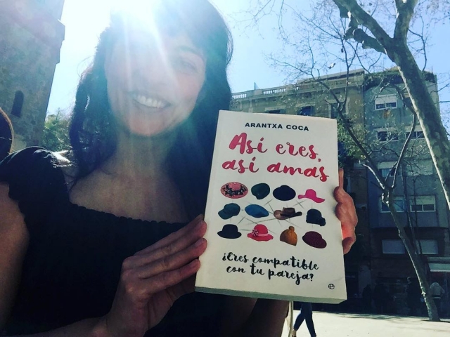 Ya me he leído Así eres, así amas de Arantxa Coca y os confirmo que es bueno, útil y, como ella, inteligente!!! - Roser Amills, escritora mallorquina