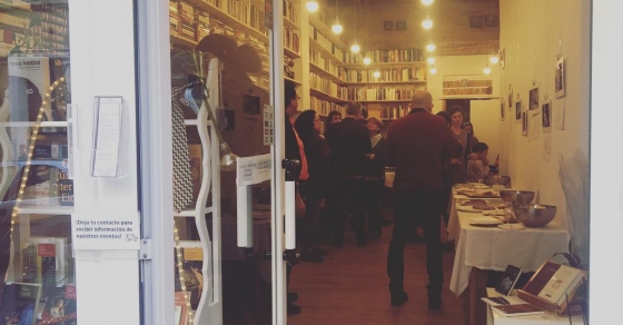 Celebramos el 1er aniversario de la libreria @animalsospechoso de @roaroadelgado Venid a brindar! - Roser Amills, escritora mallorquina