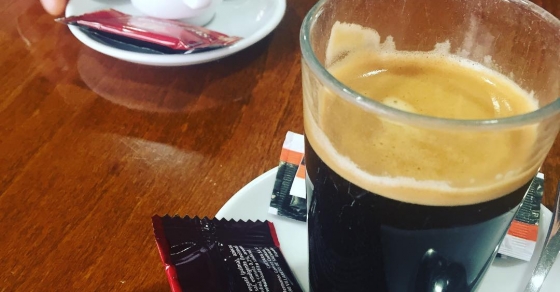 Un café? #coffee #addict #caffeine - Roser Amills, escritora mallorquina