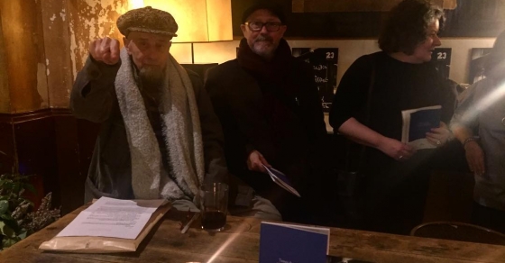 Ahora, el evento literario del año: el gran Antonio Beneyto presenta #tiempodequimera en el @cafeschillingbcn - Roser Amills, escritora mallorquina