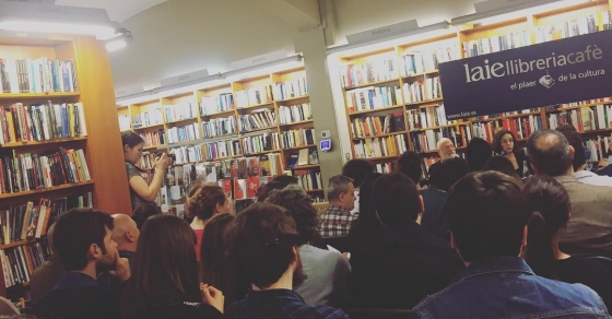 Lleno total, Cristina Morales con #terroristasmodernos y #HanNefkens @edcandaya en @laietana - Roser Amills, escritora mallorquina