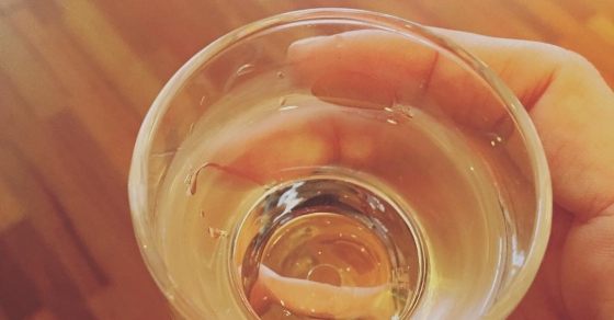 Un brindis con #sake? Por un jueves espléndido :)) - Roser Amills, escritora mallorquina