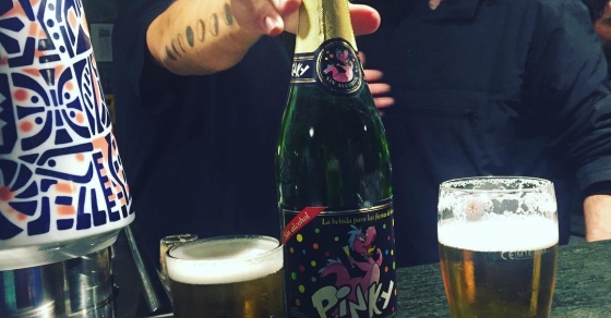 Se nos va @yuelas del @bar_pietro y lo celebramos con #pinky ;)) - Roser Amills, escritora mallorquina