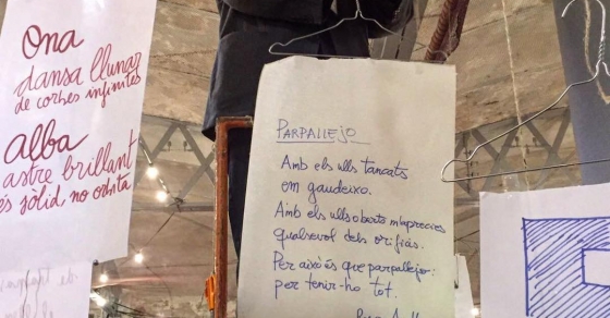 banderola de poema de roser amills en utopia markets