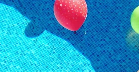 Cumpleaños Ana Sismondi y Carlos Escuder, globo rojo y piscina