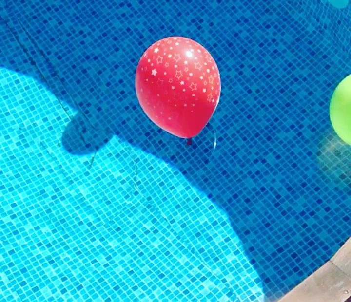 Cumpleaños Ana Sismondi y Carlos Escuder, globo rojo y piscina