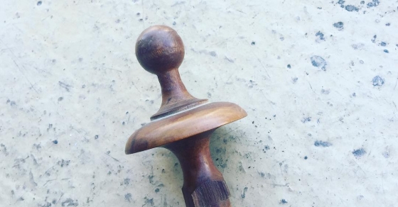 Remate del lado derecho de la cabecera de la cama mallorquina cama de Roser Amills de niña