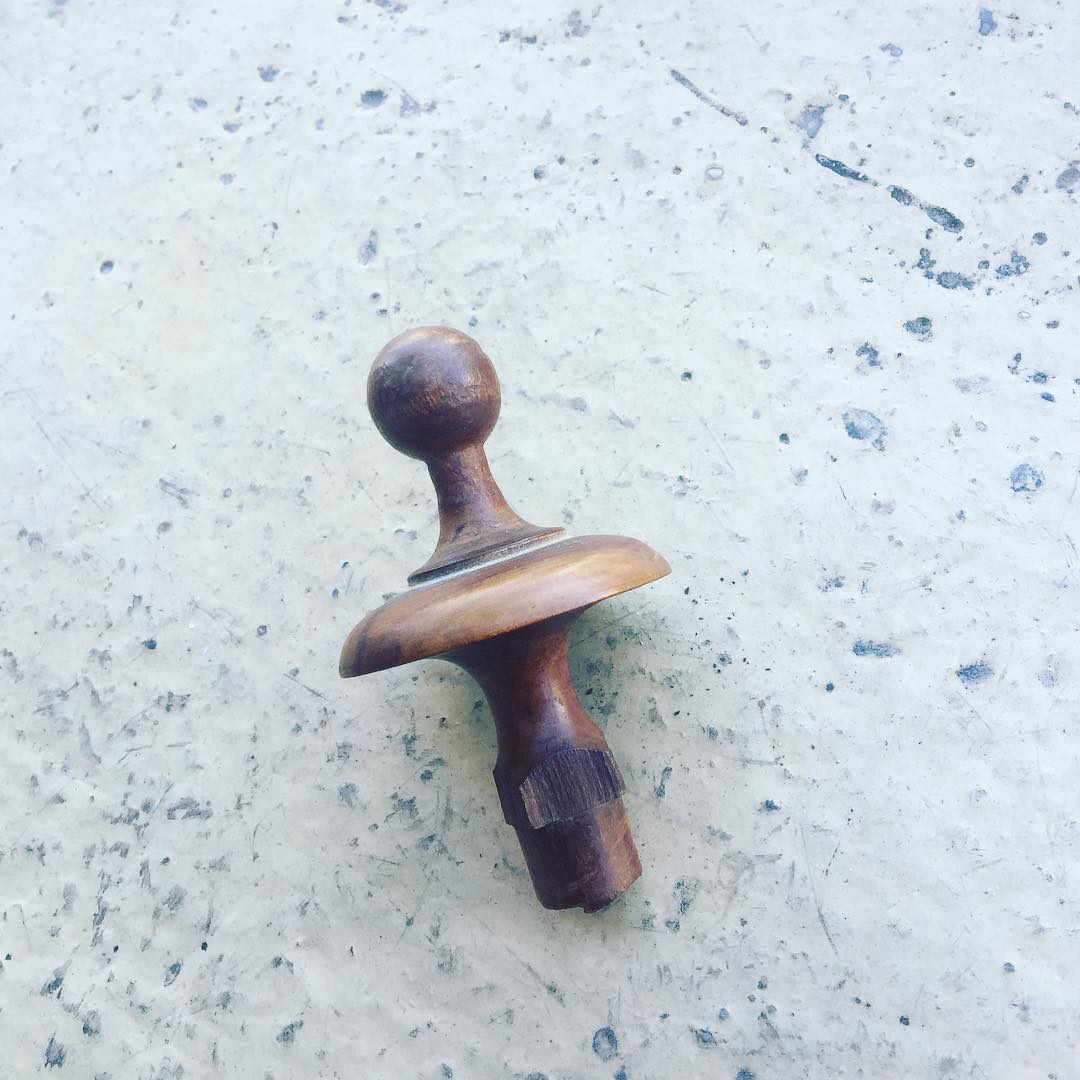 Remate del lado derecho de la cabecera de la cama mallorquina cama de Roser Amills de niña