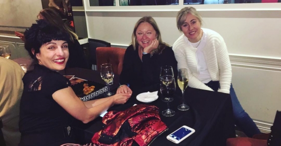 roser amills con dos lectoras en la farga