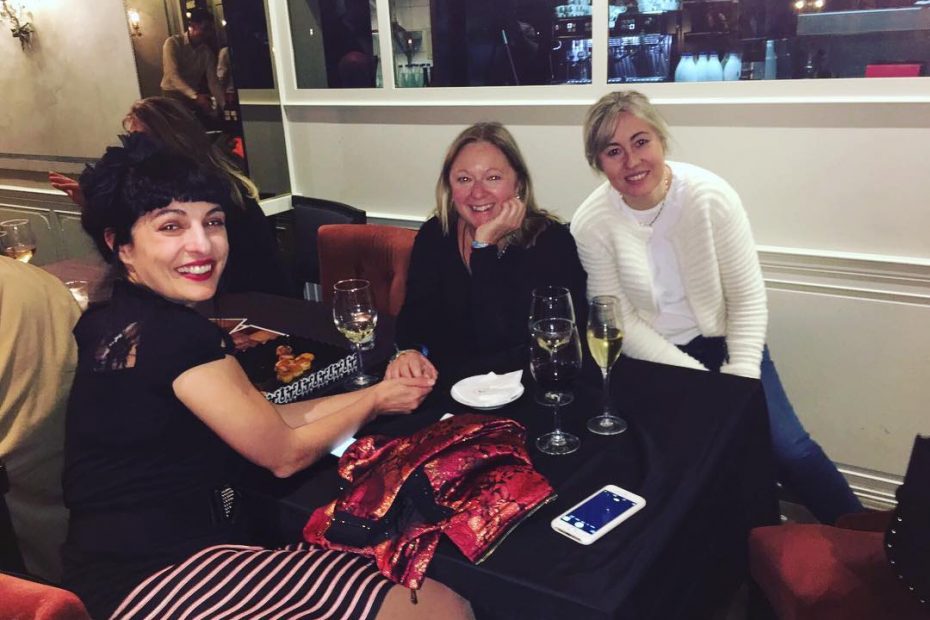 roser amills con dos lectoras en la farga