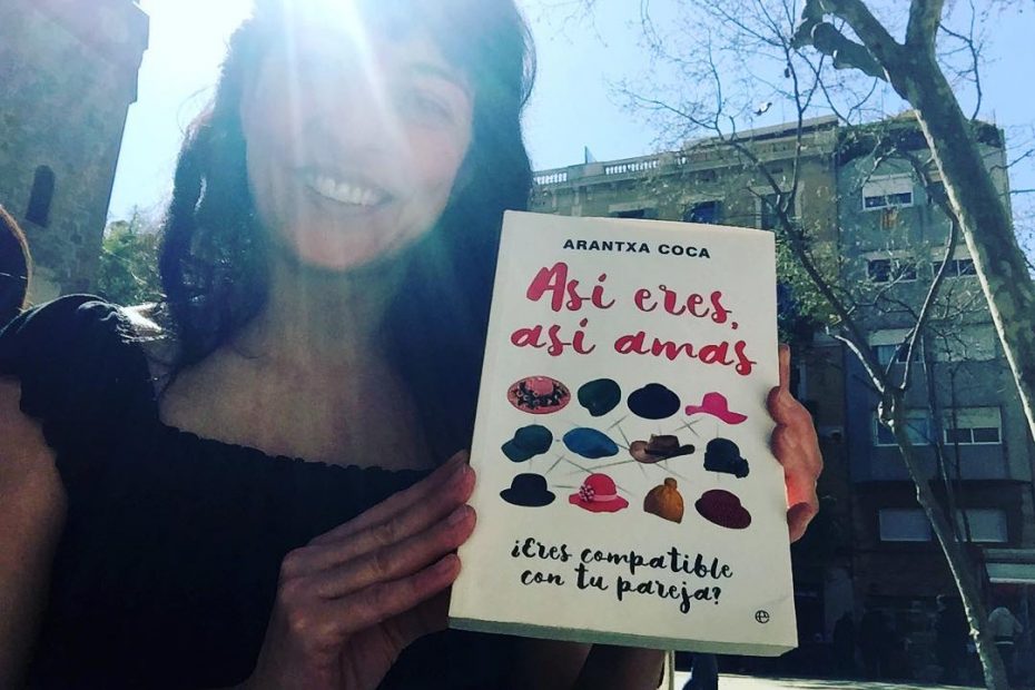 roser amills con el libro de arantxa coca asi eres, asi amas